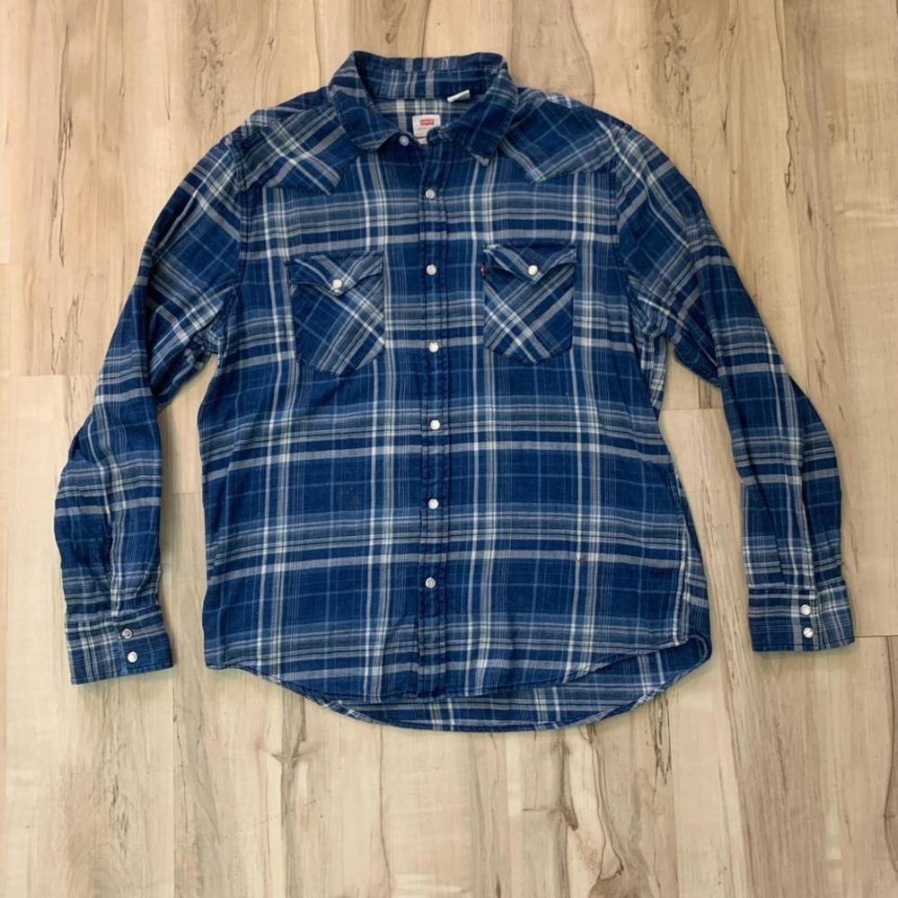 Levis plaid button up shirt semi distressed‎